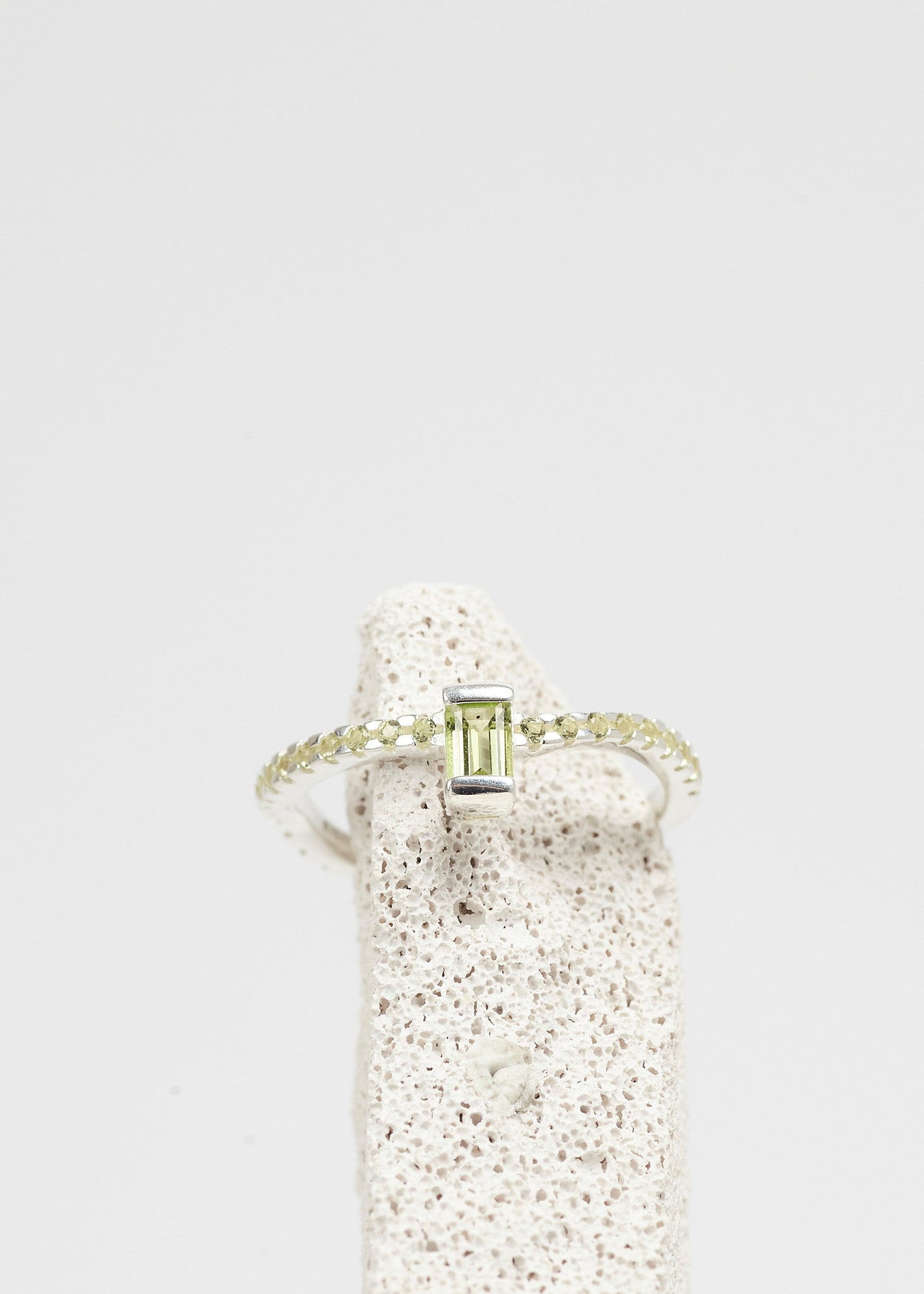 Distorted Single Ring Maxi | Light Green & Peridot Cornelia Webb rings