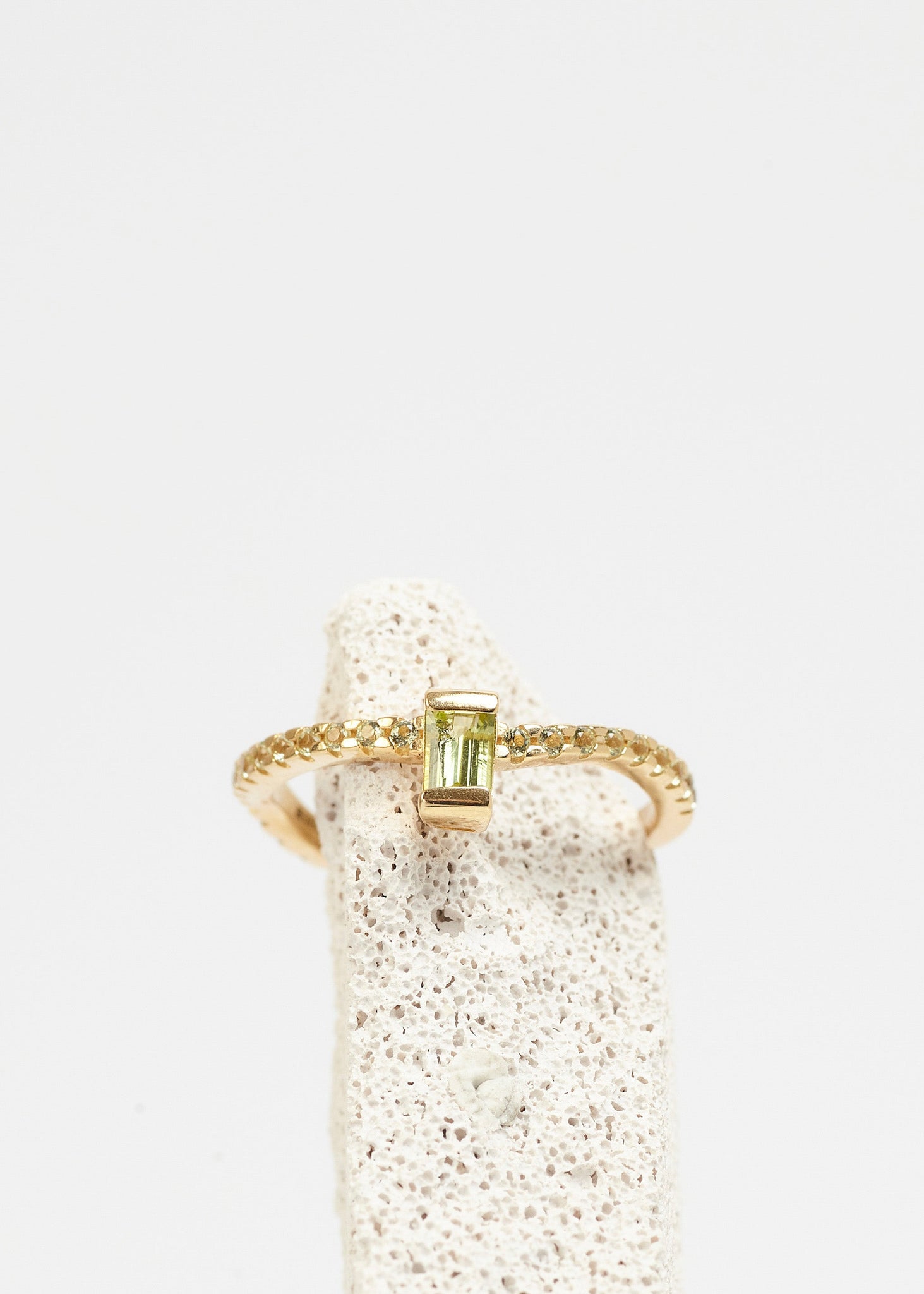 Distorted Single Ring Maxi | Light Green & Peridot Cornelia Webb rings