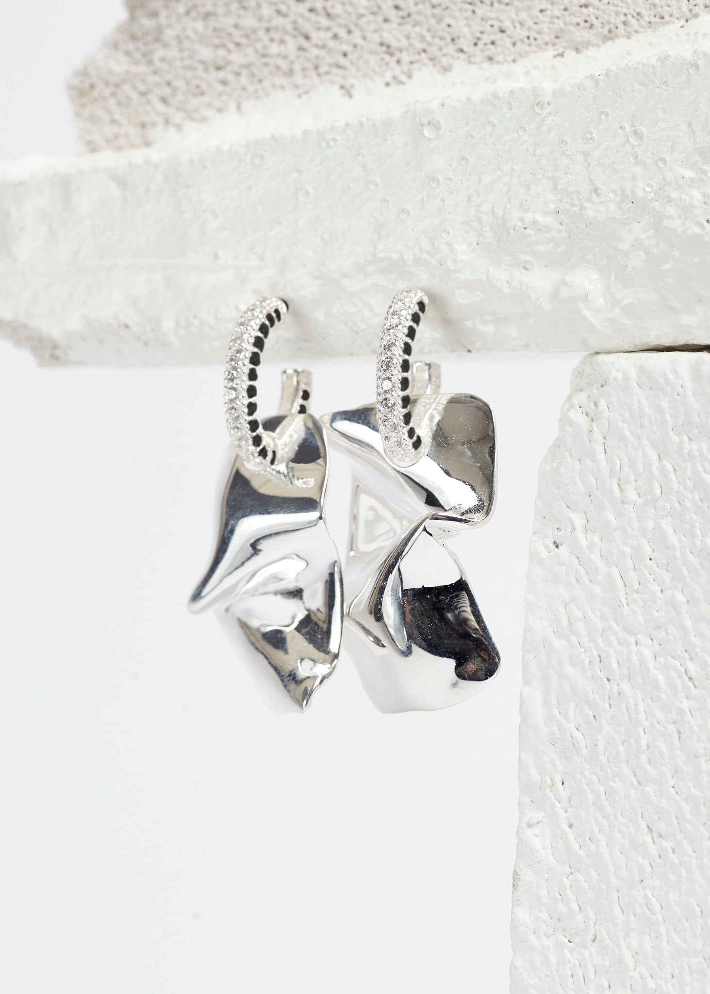 Folded Hoop Earring Midi | Black and white - Earrings - Cornelia Webb - 1